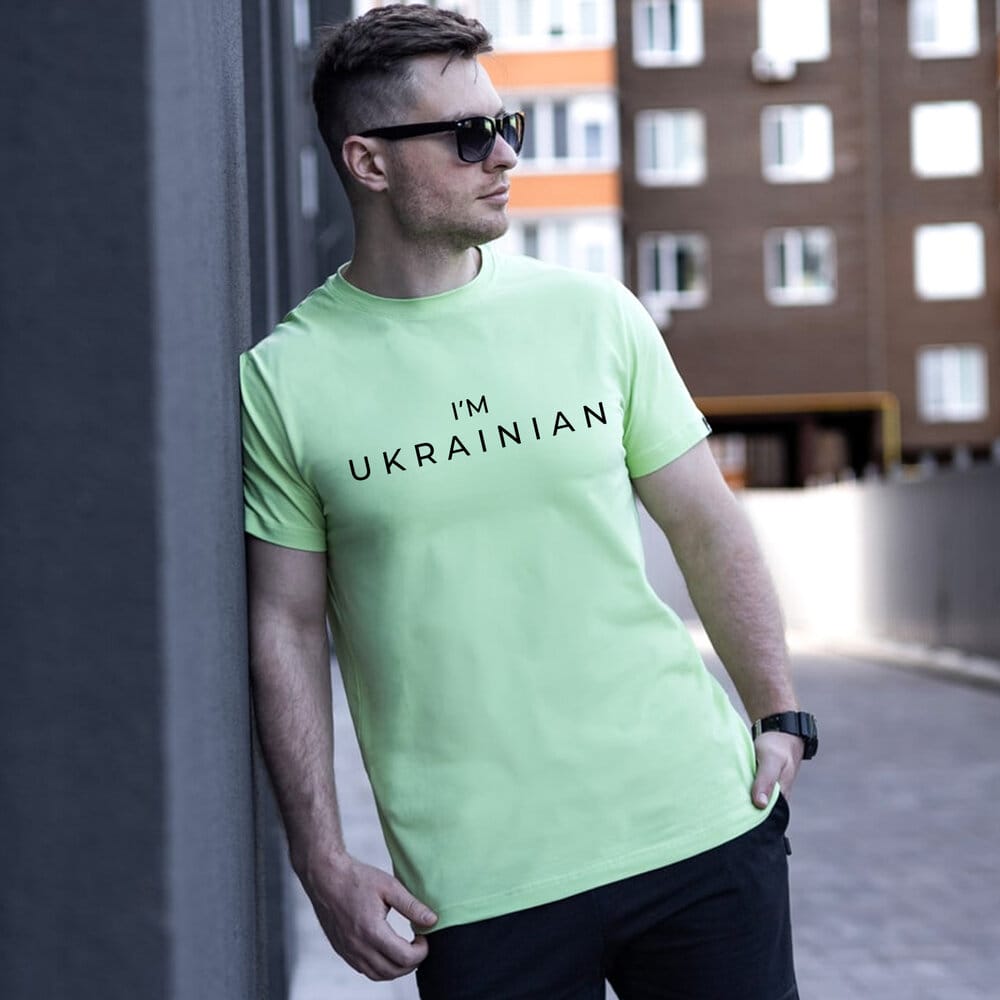 Футболка мужская однотонная светлая зелёная Pobedov Peremoga - I'M UKRAINIAN наклейка чорна